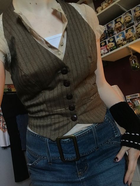 Cloth Vest Outfits, Cropped Button Up Vest Outfit, Outfit With Vest Aesthetic, Aesthetic Waistcoat Outfits, Fits With Vest Woman, Tiny Vest Outfit, Lesbian Sweater Vest Outfit, Grunge Waistcoat Outfit, Waistcoat Vest Outfit