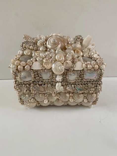 Beautiful Handmade Shell Encrusted Jewelry Box Seashell Jewelry Box, Mermaid Jewelry Box, Shell Box Diy, Diy With Shells, Sea Shells Ideas, Painted Box Ideas, Diy Shell Crafts, Jewelry Box Aesthetic, Art With Shells