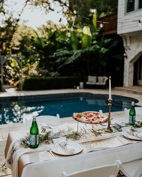 my all-time favorite dinner party 🥂🍕✨ 📸: @atalieannphoto Poolside Rehearsal Dinner, Dinner By The Pool, Diner Table, Favorite Dinner, 40th Birthday Parties, Bachelorette Weekend, July 16, Rehearsal Dinner, Rehearsal Dinners