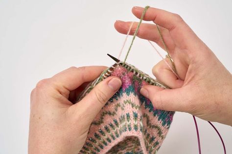 Catching Floats in Stranded Colourwork Knitting (Two Video Tutorials) — Arnall-Culliford Techniques Colourwork Knitting, Knit Techniques, Stranded Knitting Patterns, Stranded Knitting, Knitting Stitches Tutorial, Knitting Basics, Hat Knitting Pattern, Hat Knitting, Knitting Books