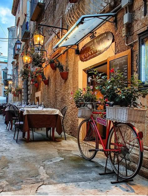 Tropea Italy, Italian Cafe, Outdoor Cafe, Italy Map, French Cafe, Italy Aesthetic, Outdoor Restaurant, Calabria, Beautiful Places To Travel