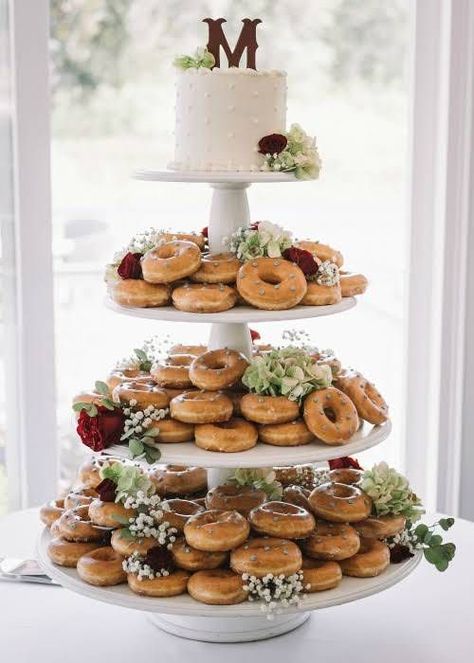 Doughnut Wedding Cake, Donut Bar Wedding, Donut Wedding, Cheap Wedding Reception, Cake Alternatives, Alternative Wedding Cakes, Donut Display, Wedding Reception Favors, Dessert Original