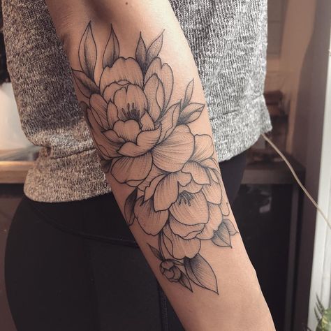 Magnolia Tattoo, Tattoo Thigh, Floral Tattoo Sleeve, Sunflower Tattoos, Peonies Tattoo, Flower Leaves, Hip Tattoo, Flower Tattoo Designs, Trendy Tattoos