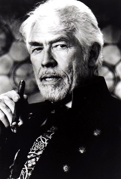 Diy Humidor, James Coburn, Older Man, Good Cigars, Green Room, Best Supporting Actor, Hollywood Icons, Hollywood Legends, Famous Men