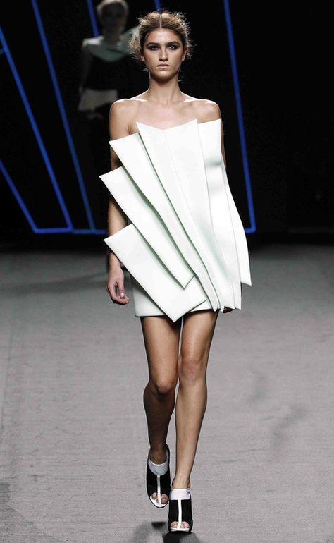 Geometric Clothes, Geometrical Fashion, Architecture Inspired Fashion, Geometric Fashion Design, Structured Fashion, Architectural Fashion, White Runway, Geometric Fashion, Draping Fashion