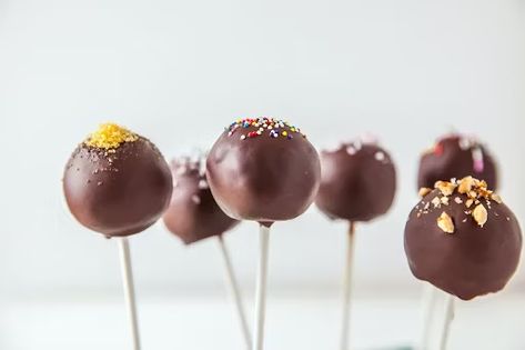 Cake Pop Receita, Chocolate Cake Icing, Gluten Free Vanilla Cake, Brownie Truffles, Brownie Pops, Cake Ball, Dessert Original, Walnut Recipes, Cake Pop Recipe