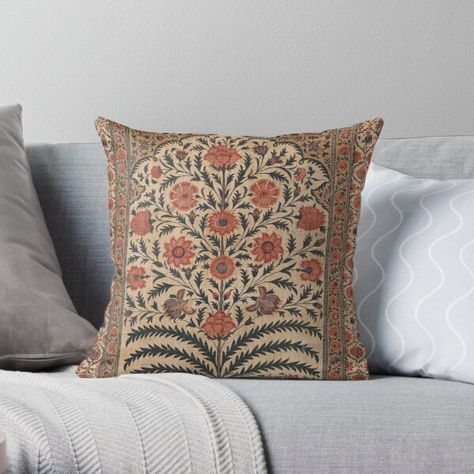 Indian Throw Pillows, Desi Interior, Traditional Pillow Covers, Cushion Ideas, Indian Cushions, Indian Carpet, Indian Pillows, Cheer Workouts, Indian Theme