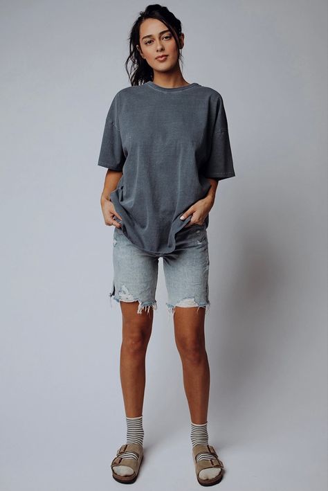 Long Shorts Women, Long Denim Shorts Outfit, Vintage Levis Shorts, Clad And Cloth, Shorts Levis, Long Denim Shorts, Vintage Levi Shorts, Denim Shorts Outfit, Free People Shorts