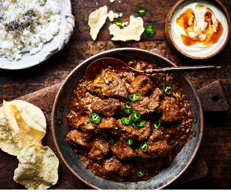 This flavour-packed beef curry is cooked in your slow cooker to create tender, buttery meat in fragrant spices. Slow Cooker Kip, Beef Korma, Lamb Shanks Slow Cooker, Best Slow Cooker Recipes, Slow Cooker Curry, Pork Curry, Slow Cooker Lamb, Korma Recipe, Slow Cooker Recipes Beef