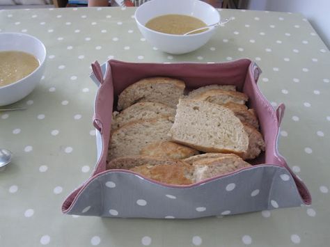 French Bread Basket, Quilted Gifts, Bread Basket, French Bread, Pretty Packaging, Fabric Baskets, Fabric Squares, Diy Fabric, Diy Sewing