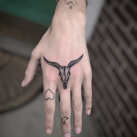 Longhorn Hand Tattoo, Capricorn Hand Tattoo, Knuckle Tattoos For Women, Knuckle Tattoo, Herren Hand Tattoos, Bull Skull Tattoos, Liberty Tattoo, Horoscope Tattoos, Knuckle Tattoos