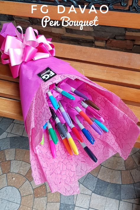 Pens For Teachers Gift Ideas, Pen Bouquet Teacher Gifts, Pencil Bouquet Teacher Gifts, Teacher Bouquet, Flower Pens Bouquet, Pen Bouquet, Love Surprise, Easy Birthday Gifts, Candy Gift Baskets