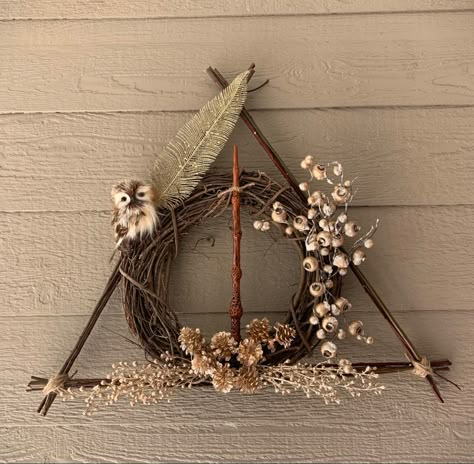 Diy Deathly Hallows Wreath, Wiccan Wreath, Harry Potter Flowers, Harry Potter Triangle, Deathly Hallows Wreath, Harry Potter Wreath, Harry Potter Xmas, Hp Christmas, Harry Potter Halloween Party