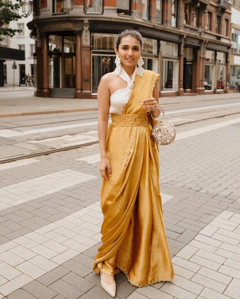 16 Ideas on How to Wear Sarees with Crop Tops This Year Crop Top Saree, Ruffled Saree, Plain Crop Tops, Winter Wedding Outfits, Ruffled Crop Top, Halter Neck Crop Top, Sheer Crop Top, Plain Saree, Bandeau Crop Top