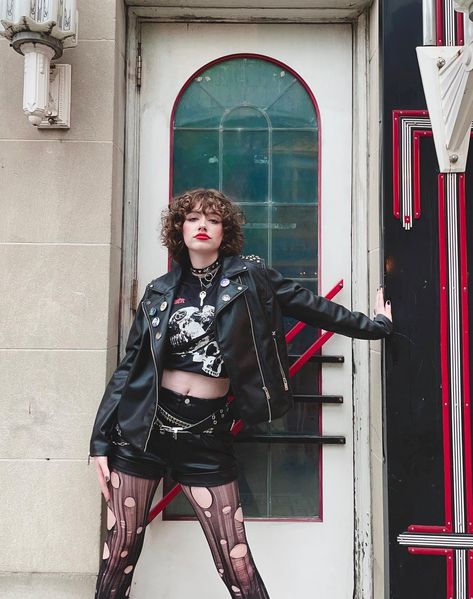 Metal Punk Outfit, Whimsigoth Wardrobe, Metal Concert Outfit, 80s Punk Fashion, 80s Fashion Women, Punk Concert, Metal Fits, Punk Outfit, Chick Outfit