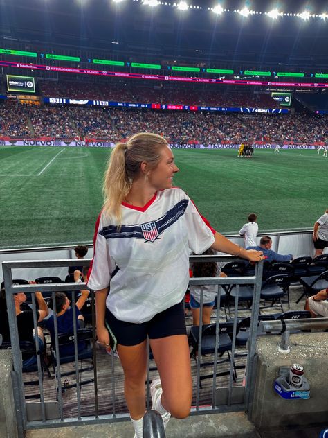 Usa Soccer Game Outfit Women, Soccer Fan Outfit, Women’s Soccer Game Outfit, White Soccer Jersey Outfit, Soccer Match Outfit Woman, Fits To Wear To A Soccer Game, Outfit Inspo Soccer Game, Soccer Game Outfit, Soccer Shirt Outfit