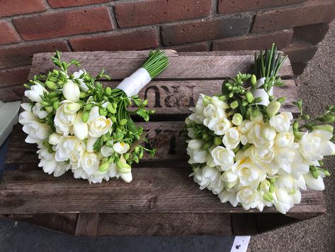 White Freesia Bouquet, Wedding Bouquets Freesia, Rose And Freesia Wedding Bouquet, White Garden Rose Bridal Bouquet, Green And White Wedding Flowers, White Green Pale Pink Bouquet, Flower Jewellery For Haldi, Wedding Flowers Peonies, Bridal Bouquet Flowers