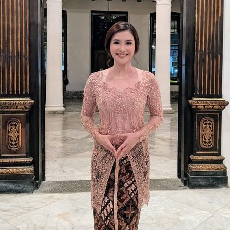 Kebaya Simple, Kebaya Graduation, Model Dress Kebaya, Braidsmaid Dresses, Batik Dress Modern, Kebaya Wedding, Kebaya Modern Dress, Parisian Outfits, Modern Kebaya