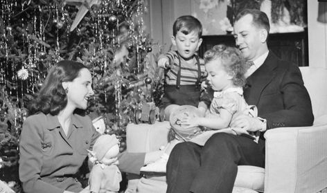 Opening Christmas Presents, Vintage Christmas Photos, Family History Book, Marriage Records, Birth Records, Preschool Age, Saint Nicolas, Christmas Past, Family Memories