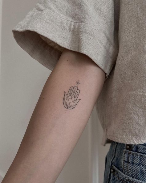 Hamsa Hand Tattoo Fine Line, Hamsa Fine Line Tattoo, Floral Hamsa Tattoo, Trend Tattoo For Women, Ayurvedic Tattoo, Jewish Hamsa Tattoo, Back Hand Tattoos For Women, Cute Tattoo Ideas With Meaning, Hamsa Tattoo Design For Women