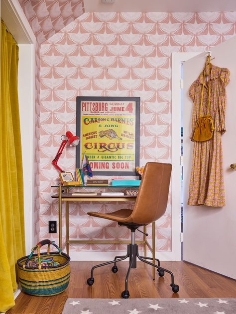 teenage girl bedrooms / desk organization / homework station Teenage Girl Desk, Bedroom Desk Organization, Lux Jewelry, Homework Organization, Girl Desk, Homework Station, Desk Styling, Girl Bedrooms, West Elm Kids