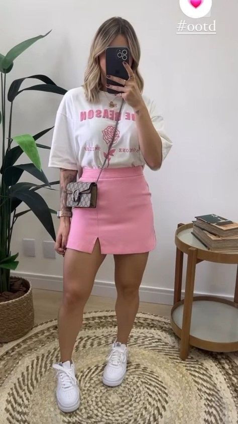 Look Short Rosa, Outfit Short Rosa, Pink Skirt Aesthetic, Outfit Verano 2023, Mini Skirt And Sneakers Outfit, Feminine Spring Outfits, Pink Spring Outfits, Summer Office Looks, Looks Com Short