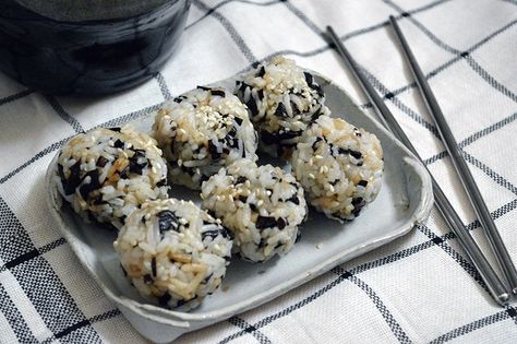 Koreans occasionally make Seaweed Rice Balls to ease the pain from eating spicy food as rice can extinguish the fire in your mouth. Seaweed Rice Balls, Rice Ball Recipe, Seaweed Rice, Lunch Bento, Korean Side Dishes, Korean Rice, Beet Recipes, Rice Ball, Spicy Dishes