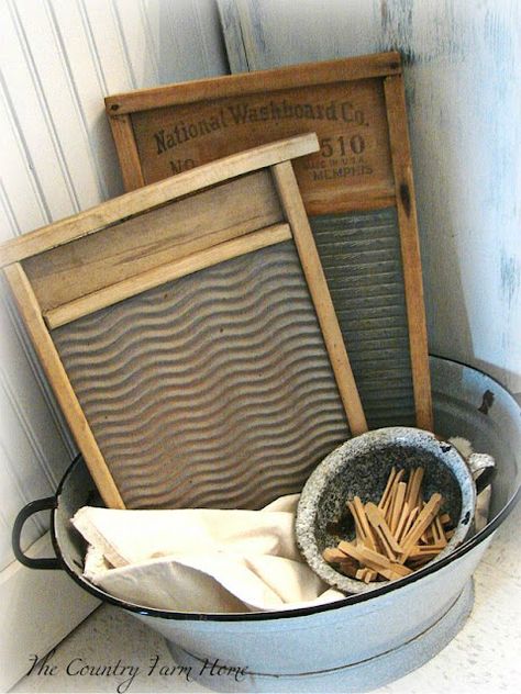 Washboard Decor, Primitive Laundry Rooms, Old Washboards, Country Laundry Rooms, Vintage Laundry Room Decor, Organization Laundry, Stacked Laundry Room, Laundry Room Ideas Small Space, Rustic Laundry Rooms