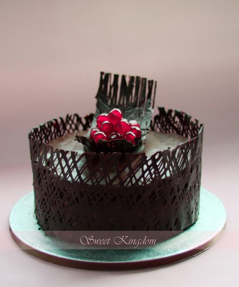 Blackforest Cake Decoration Ideas, Black Forest Cake Decoration, Romantic Cake, Black Forest Cake Recipe, Ultimate Chocolate Cake, Buttercream Cake Designs, Chocolate Cake Designs, Creative Baking, Chocolate Cake Decoration