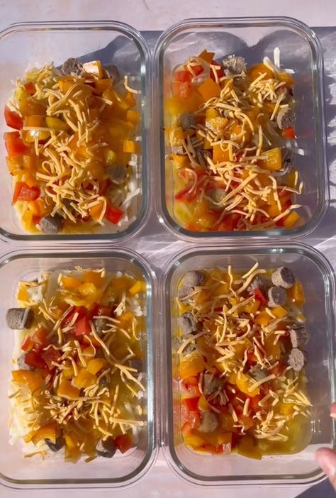 HASHBROWN EGG BREAKFAST BOWLS - theonelifeplanner.com Breakfast Bowl Meal Prep, Egg Breakfast Bowl, Bowl Meal Prep, Hashbrown Breakfast, Chicken Fettuccine Alfredo, Hello Fresh Recipes, Poached Chicken, Breakfast Bowl, Meal Prep Containers