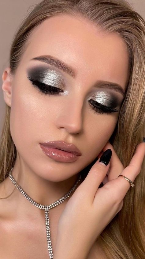 Silver Eyeshadow Looks, Maquillaje Smokey Eyes, Silver Smokey Eye, Black Smokey Eye Makeup, Glam Eye Makeup, Silver Eye Makeup, Eye Makeup Images, Drugstore Makeup Tutorial, Grey Makeup