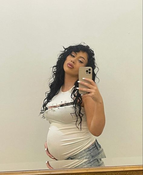 Kali Uchis mirror photos pregnancy reveal 2024 Kail Uchis, Instagram Mirror Selfie, Mother Kali, Maternity Street Style, Fav Artist, Pregnant Celebrities, Kali Uchis, Pretty Angel, Latina Fashion