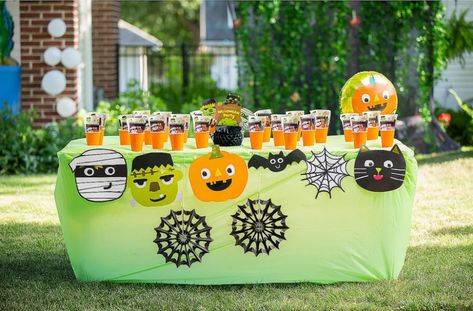 Easy trick or treat driveway table Bachelorette Halloween, Neighborhood Ideas, Black Meta, Fringe Table, Diy Door Decor, Ghoul Gang, The Ghoul, Spooky Candy, Halloween Social