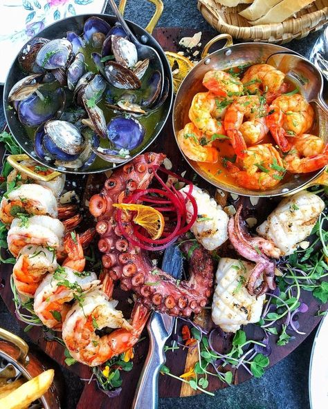 Seafood Board Platter, Seafood Platter Presentation, Seafood Tower Ideas, Seafood Platter Ideas, Seafood Presentation, Grilled Seafood Platter, Ceviche Bar, Seafood Platters, Cheese Platter Board