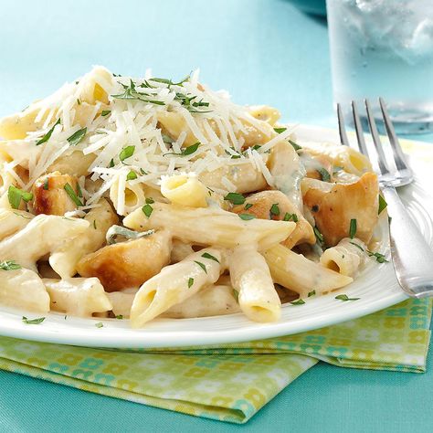 Penne Gorgonzola with Chicken Recipe -This rich, creamy pasta dish is a snap to throw together for a weeknight meal but special enough for company. You can substitute another cheese for the Gorgonzola if you like. —George Schroeder, Port Murray, New Jersey Chicken Gorgonzola, Resep Pasta, Pasta Food Recipes, Creamy Pasta Dishes, Pasta Food, Pasta Dinners, Think Food, Creamy Pasta, Pasta Pasta