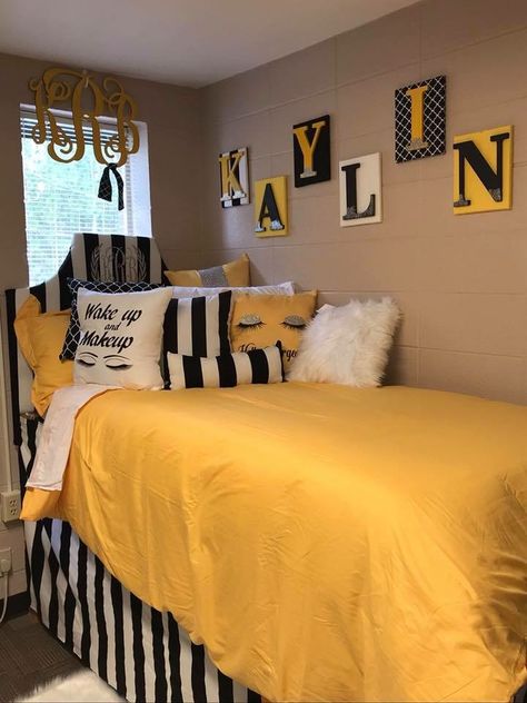 🦋  p i n t e r e s t:: @danaeshayla  🦋 Yellow Room Decor, College Bedroom Decor, Minimalistic Interior, Cool Dorm Rooms, College Dorm Room Decor, Dorm Room Designs, Dorm Room Ideas, Girls Dorm Room, Yellow Room