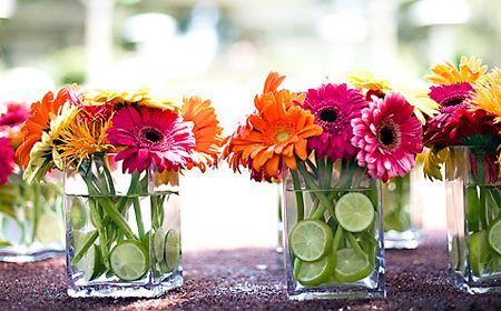 Centro de Mesa. Pequeños Arreglos Florales - Decoración 2.0 Tropisk Fest, Gerbera Daisy Bouquet, Vases With Flowers, Daisy Wedding, Daisy Bouquet, Gerber Daisies, Wedding Inspiration Board, Gerbera Daisy, Deco Floral