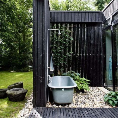 9 ways to design a resort-inspired outdoor shower | Livabl Danish Summer House, Danish Summer, Outdoor Bathtub, Outdoor Bathroom Design, Outdoor Tub, Outdoor Baths, Outdoor Bath, Outdoor Bathrooms, Shower Surround