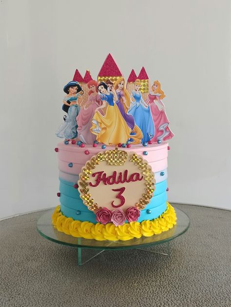 Bolo princesas da Disney em chantininho, bolo em chantininho! Disney Princess Cake Ideas, Princess Cake Design, Disney Princess Theme Party, Princess Theme Cake, Disney Princess Birthday Cakes, Golden Birthday Cakes, Cartoon Birthday Cake, Fairy Birthday Cake, Candy Birthday Cakes