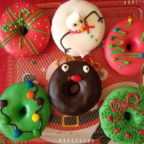 Xmas Donuts Ideas, Specialty Donuts Ideas, Grinch Donuts Ideas, Christmas Donuts Decoration, Thanksgiving Donuts Ideas, Christmas Donuts Ideas, Donut Icing, Holiday Donuts, Donut Decor