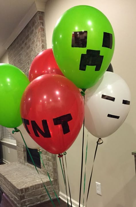 Minecraft Party Balloons | Minecraft Party Ideas | Pretty My Party Minecraft Balloons, Minecraft Party Ideas, Diy Minecraft Birthday Party, Minecraft Party Decorations, Minecraft Decoration, Minecraft Birthday Cake, Minecraft Theme, Diy Minecraft, Minecraft Birthday Party