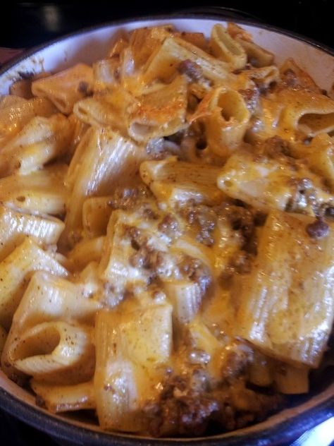 OH MY!!! must try! 3/4 bag ziti noodles,1 lb of ground beef, 1 pkg taco seasoning, 1cup water, 1/2 pkg cream cheese, 1 1/2 cup shredded cheese -- boil pasta until just cooked, brown ground beef  drain, mix taco seasoning  1 cup water w/ ground beef for 5 min, add cream cheese to beef mixture, stir until melted  remove from heat, put pasta in casserole dish, mix in 1 cup cheese, top pasta/cheese with beef mixture  gently mix, top w/ remaining cheese, bake at 350* uncovered fo Ziti Noodles, Taco Pasta Bake, Pasta Cheese, Resep Pasta, Cheese Bake, Taco Pasta, Fettuccine Alfredo, Tater Tots, Good Eat