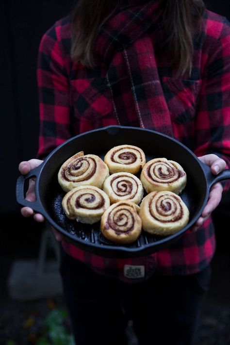 Campfire Cinnamon Rolls Cast Iron, Campfire Cinnamon Rolls, Camping Food Checklist, Camping Food List, Healthy Camping Food, Camping Hacks Food, Ham And Cheese Crepes, Lazy Weekend, Fun Snacks For Kids