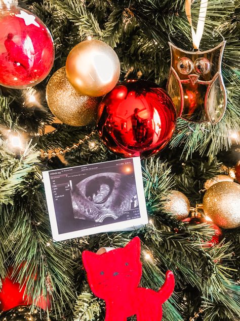 Ultrasound Pregnancy Announcement, Maternity Christmas Pictures, Christmas Pregnancy Photos, Holiday Baby Announcement, Pregnant Christmas, Vom Avea Un Copil, Pregnancy Announcement Photoshoot, Photo Christmas Tree, Baby Bump Pictures