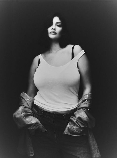 Plus Size Portfolio Shoot, Plus Size Shoot Ideas, Plus Sized Photoshoot, Plus Size Self Portrait Photography, Plus Size Portraits, Plus Size Portrait Photography, Curvy Modeling Poses, Plus Size Model Reference, Plus Size Headshots