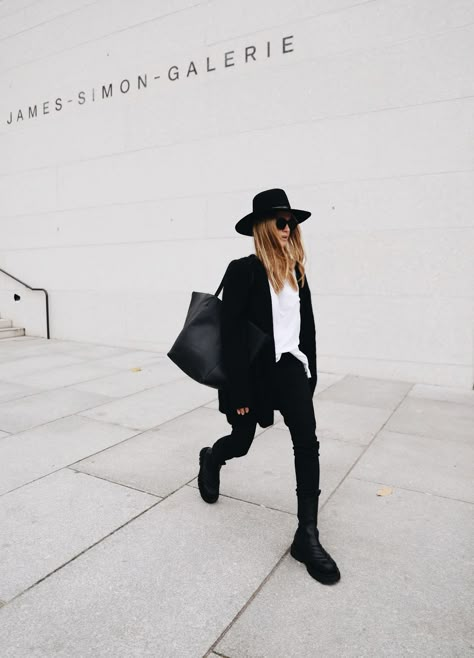 BERLIN IN NOVEMBER Fedora Hat Street Style, Janessa Leone Hat Outfit, Autumn Hat Outfit, Outfit With Hats For Women, Black Hat Outfit, Fedora Hat Outfit, Fedora Outfit, Fedora Hat Outfits, Janessa Leone Hat