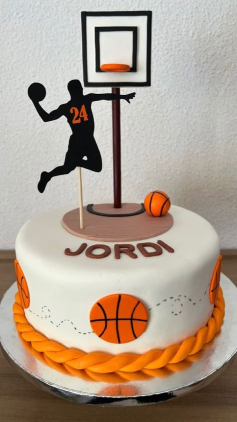 Cake With Basketball, Basketball Birthday Cake For Men, Basketball Design Cake, Birthday Cakes Basketball, Simple Basketball Cake, Basketball Birthday Cake Ideas, Nba Cakes Birthday, Basketball Cake Design Birthday, Basketball Theme Birthday Cake