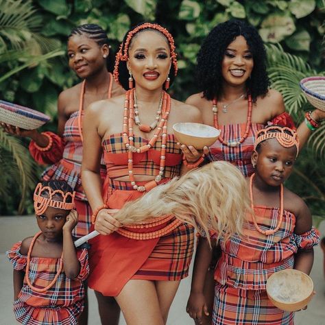 Igbo Amaka✨ Indeed! Good dance, big bride prize. 💃 The beautiful bride @mz_zinne & maidens 😍😍
#omastylebridetw
Bride: @mz_zinne 
Event planner: @tessallureevents
Photography @thedavidmartinss Igbo Dance Attire, Igbo Maiden Attire, Igbo Cultural Attire, Igbo Dance, Cultural Hairstyles, Igbo Attire, Igbo Bride Traditional Weddings, Nigerian Attire, Nigerian Traditional Dresses