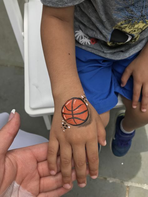 Basketball Face Paint Ideas, Face Painting Basketball, Face Paint Basketball, Face Painting Sports, Basketball Face Paint, Sports Face Paint Ideas, Baseball Face Paint, Sports Face Paint, School Spirit Face Paint