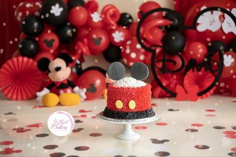 Birthday Shoot, Sweet Bakery, Shoot Ideas, Photography Inspo, Cake Smash, 1st Birthday, Novelty Lamp, Birthday Cake, Cake